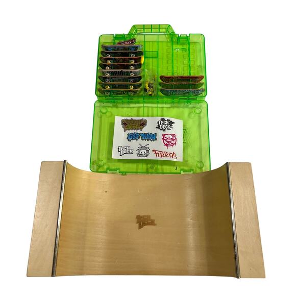 Tech Deck 2011 Spin Master Halfpipe and Boards with Carrying Case - Picture 1 of 9